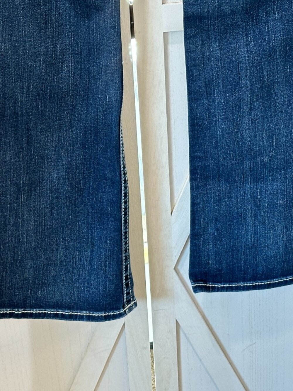 Miss Me Mid Rise Bootcut Dark Wash Fleur De Lis Embellished Jeans Size 29 - Picture 9 of 11